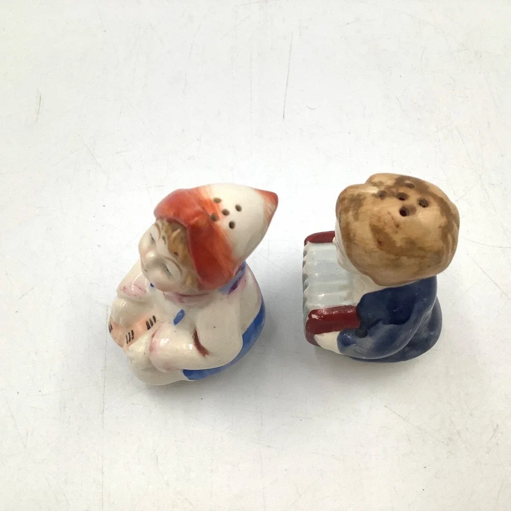 Vtg Musician Boy Girl Salt and Pepper Shaker Porcelain Singing Accordion Gift‎